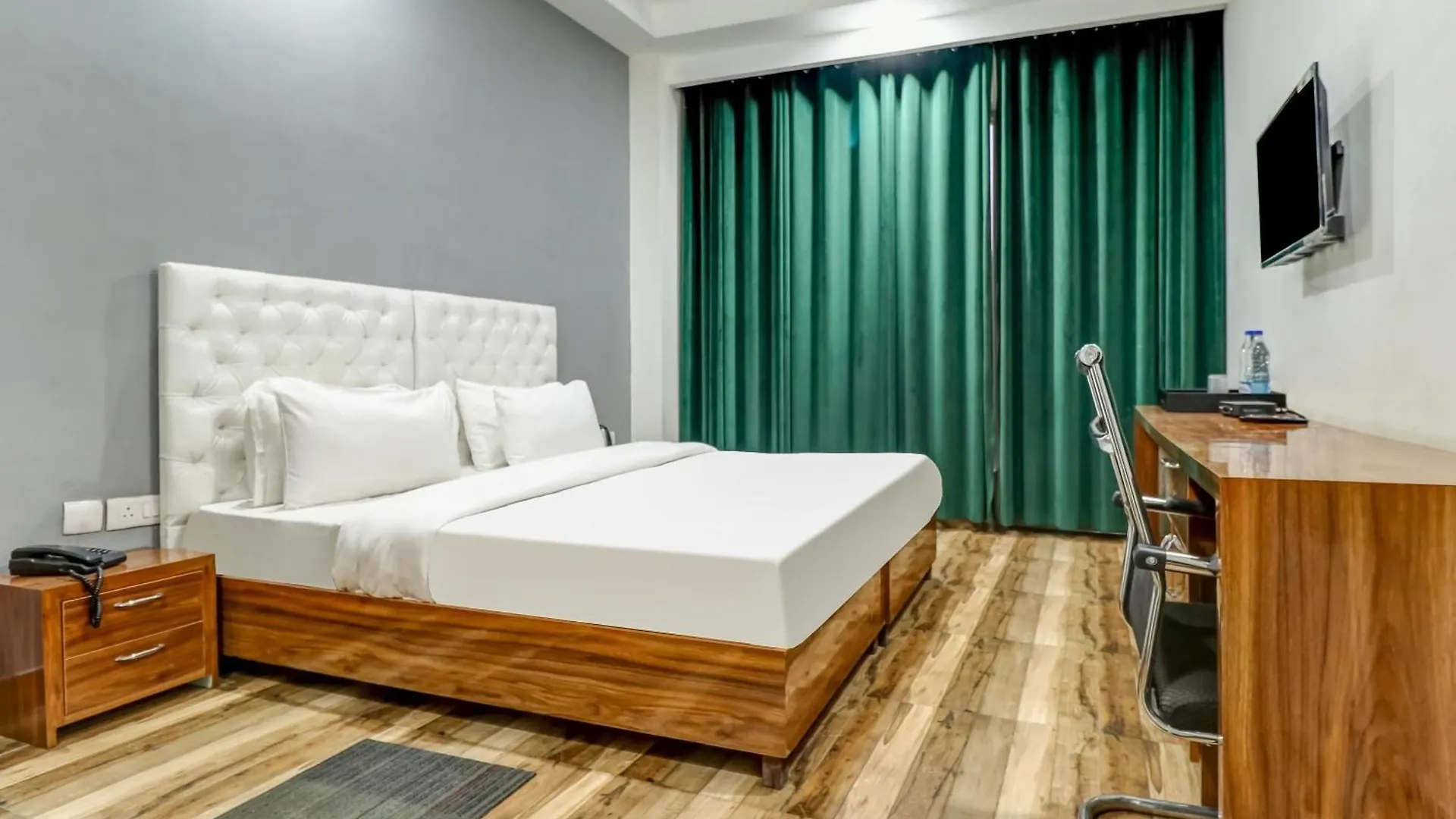 Townhouse Skylight Near Medanta Hospital Hotel Gurgaon
