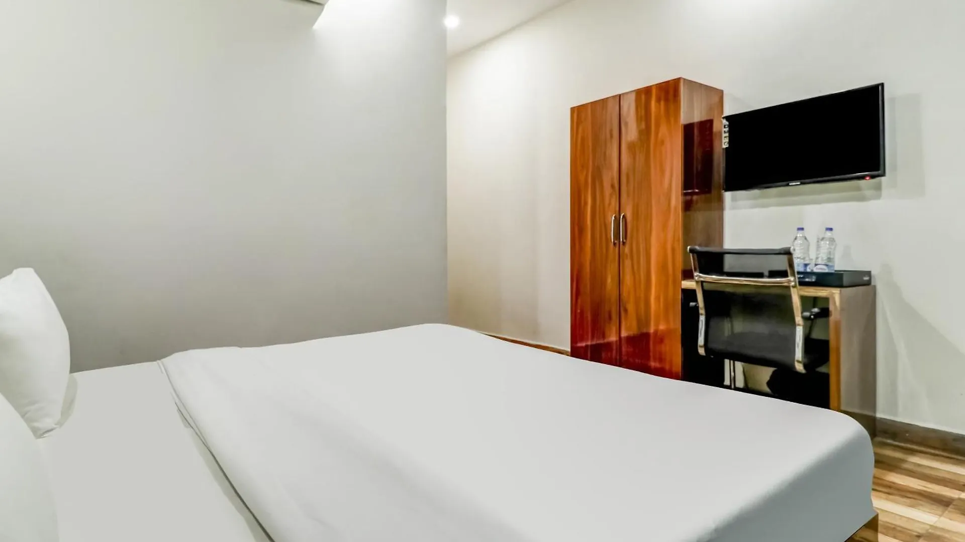 Townhouse Skylight Near Medanta Hospital Hotel Gurgaon