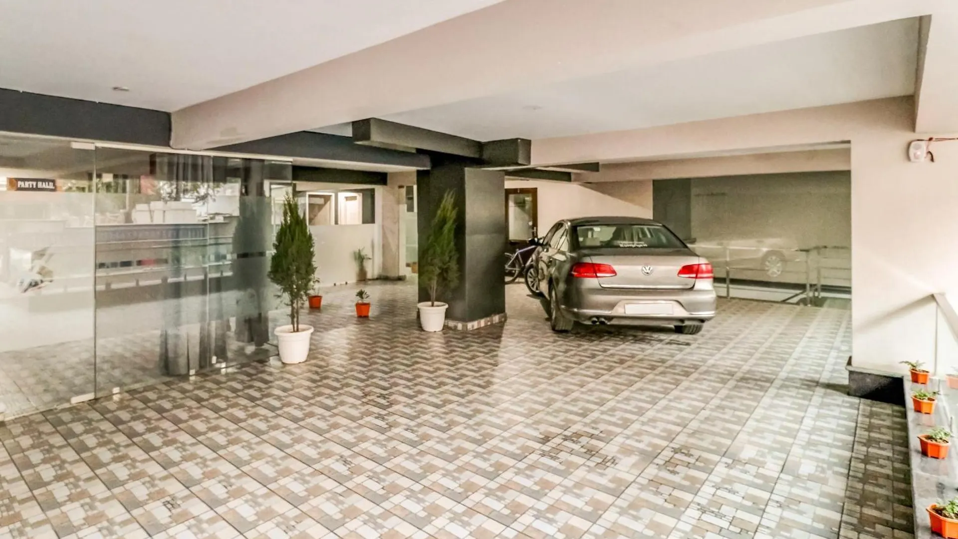 Townhouse Skylight Near Medanta Hospital Hotel Gurgaon
