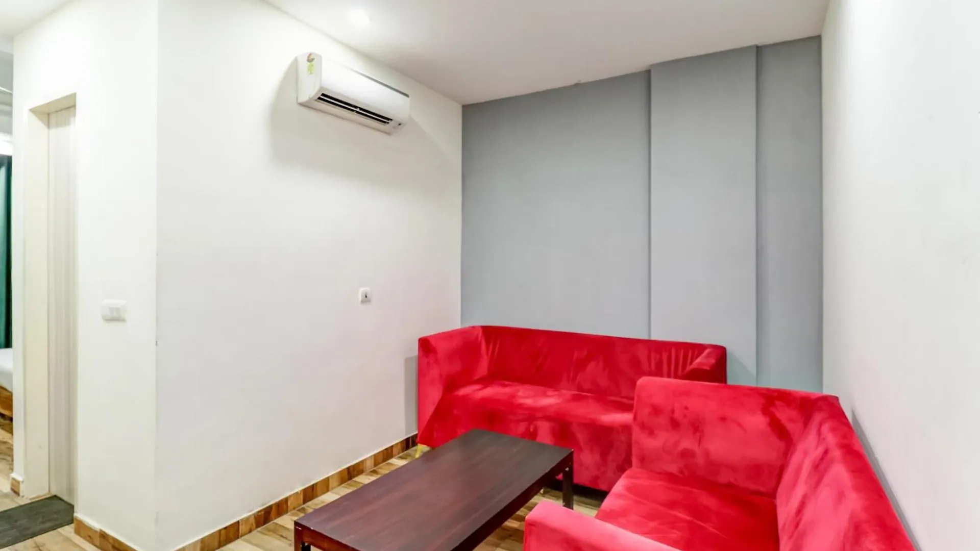 Townhouse Skylight Near Medanta Hospital Hotel Gurgaon 3*,