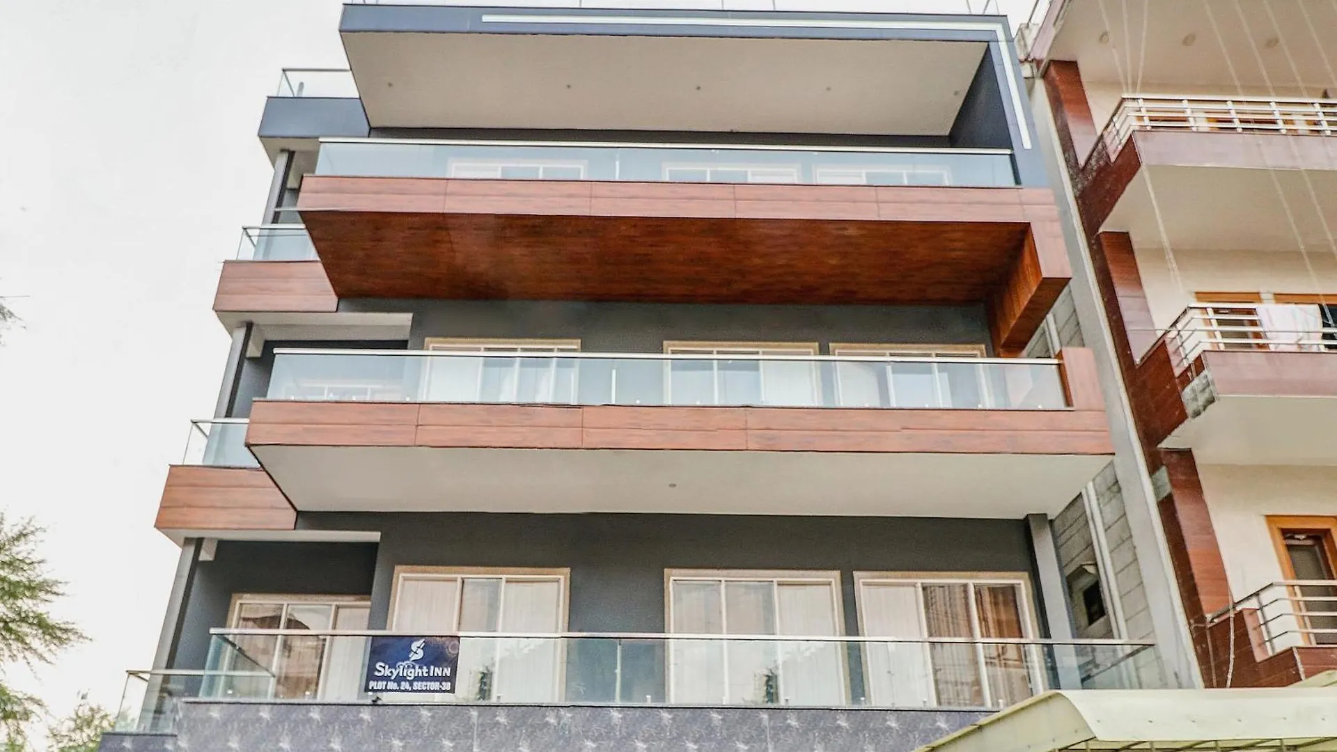 Townhouse Skylight Near Medanta Hospital Hotel Gurgaon