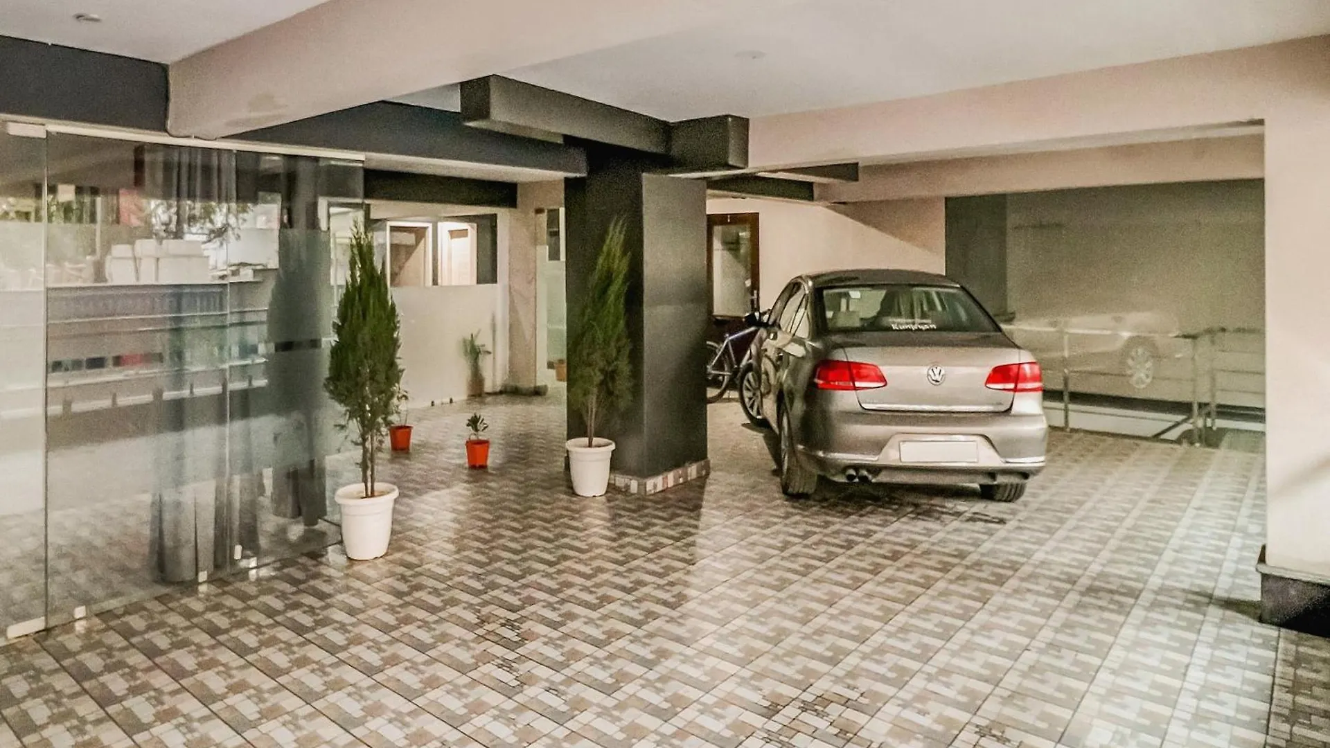 ***  Townhouse Skylight Near Medanta Hospital Hotel Gurgaon India