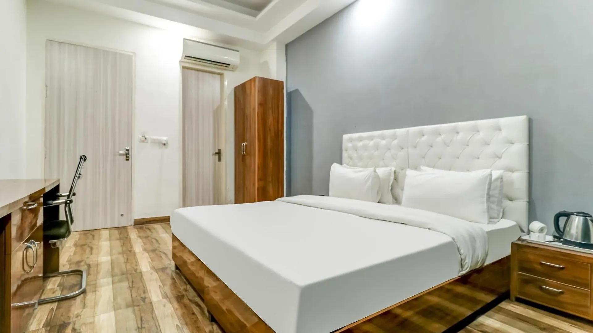 Townhouse Skylight Near Medanta Hospital Hotel Gurgaon