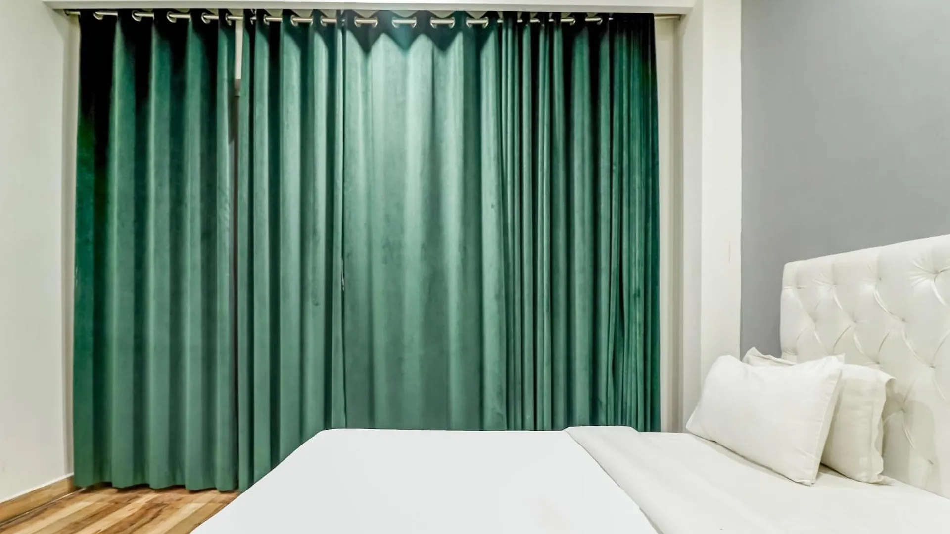 Townhouse Skylight Near Medanta Hospital Hotel Gurgaon