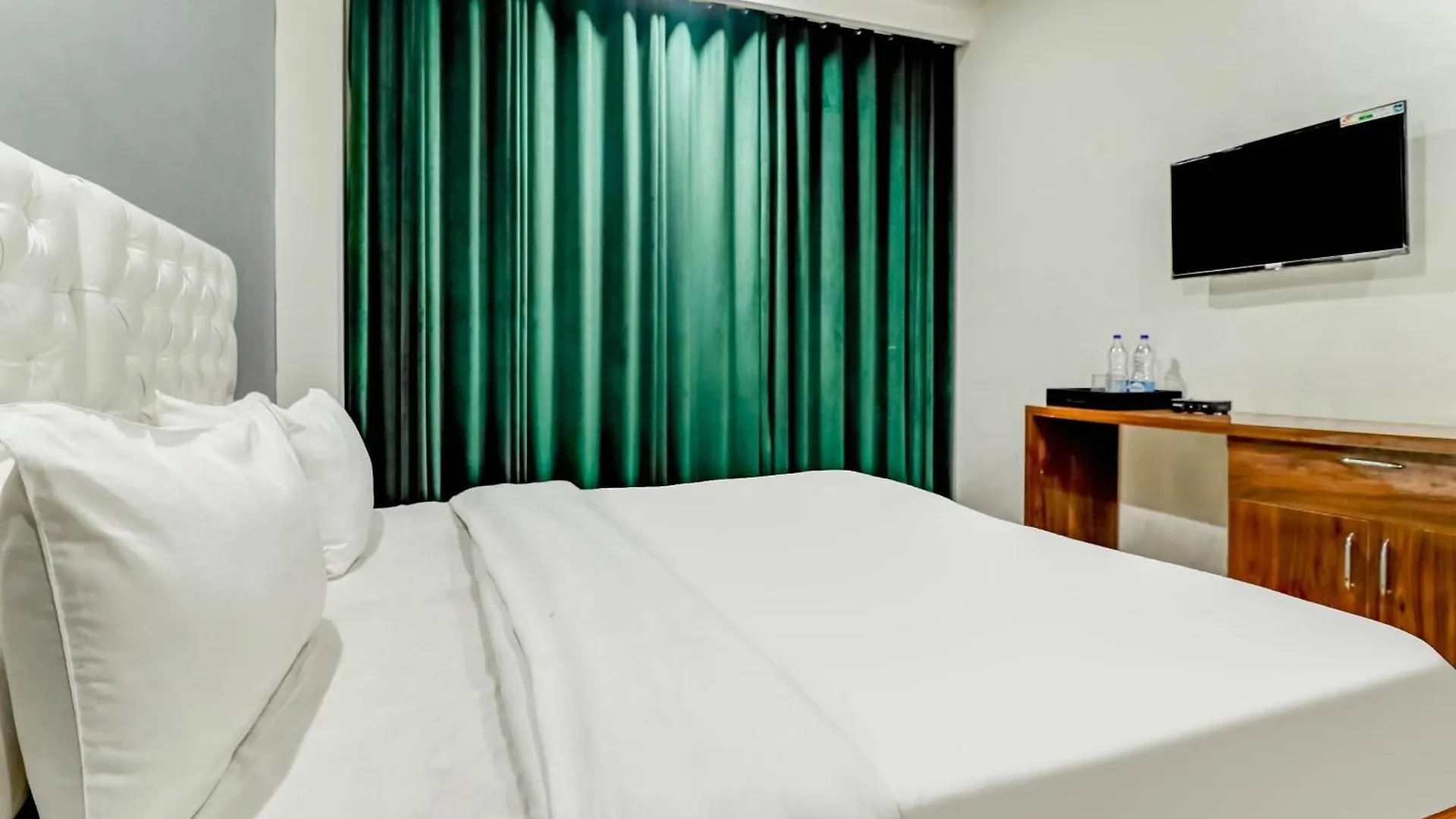 Townhouse Skylight Near Medanta Hospital Hotel Gurgaon
