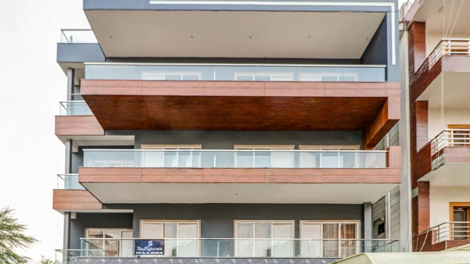 ***  Townhouse Skylight Near Medanta Hospital Hotel Gurgaon India