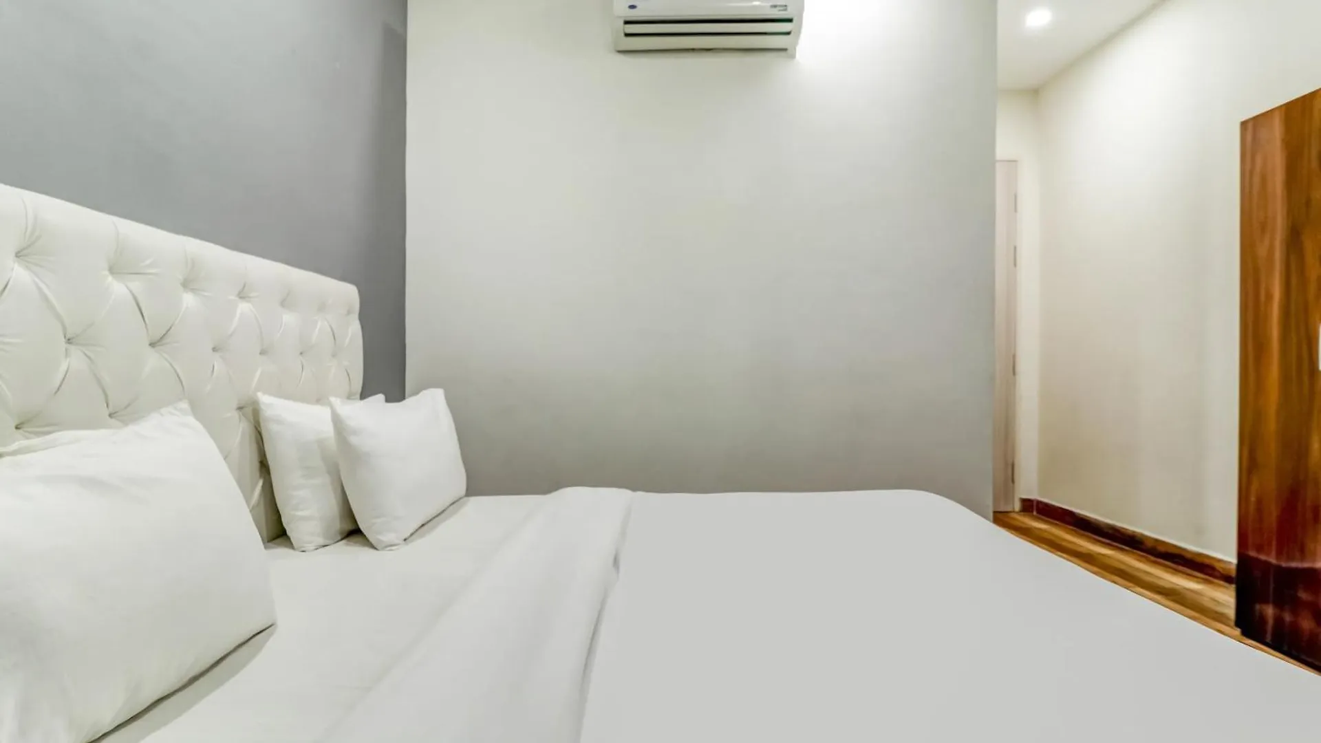 Townhouse Skylight Near Medanta Hospital Hotel Gurgaon