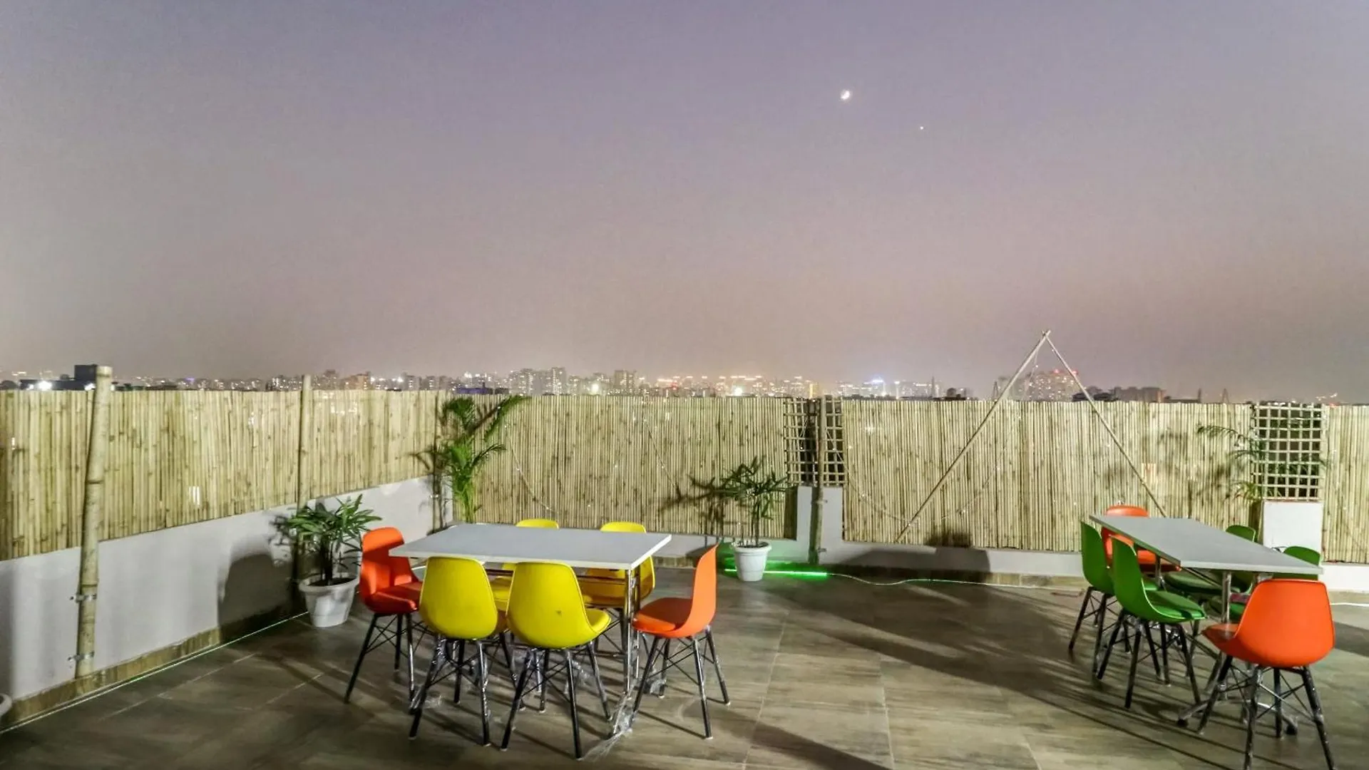 ***  Townhouse Skylight Near Medanta Hospital Hotel Gurgaon India